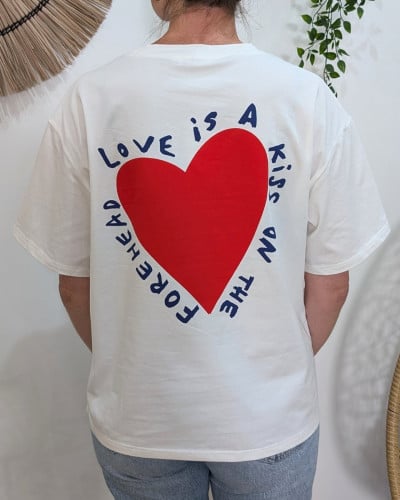 T-Shirt femme blanc coeur rouge Love is a kiss
