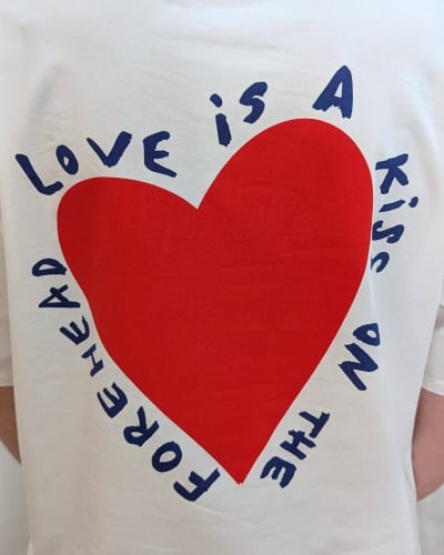 T-Shirt femme blanc coeur rouge Love is a kiss
