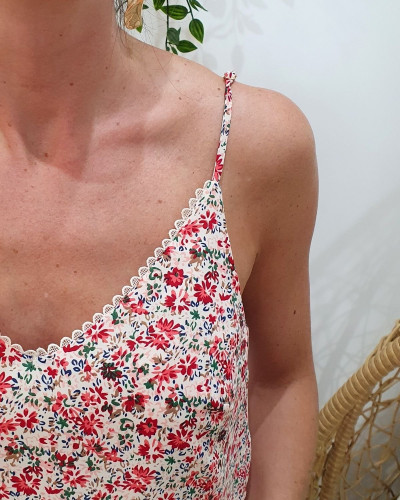 Top femme à bretelles écru petites fleurs rouges cerises et vertes