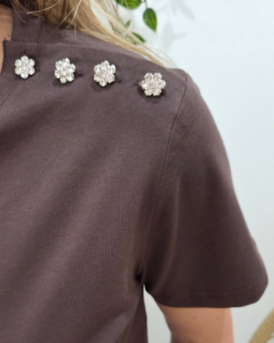 T-Shirt femme marron épaule boutons fleurs strass