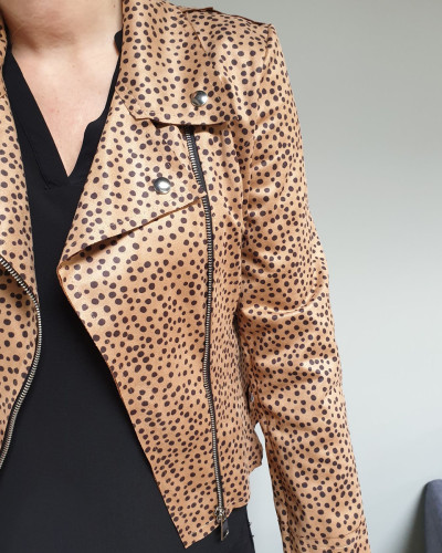 Veste perfecto suédine couleur camel pois noirs