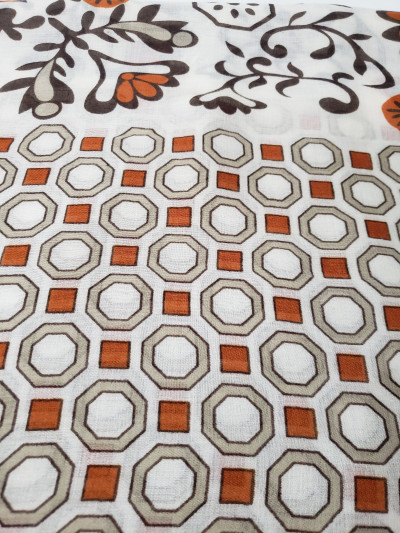 Echarpe taupe orange et blanche motifs fleuris et géométriques à pompons