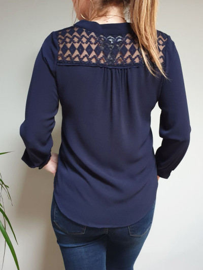 Blouse marine épaules et dos ajourés ethnique