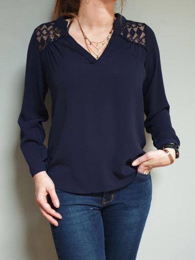 Blouse marine épaules et dos ajourés ethnique