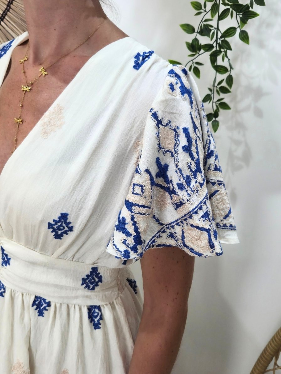  Robe courte femme écrue broderies beiges et bleues Prunelle