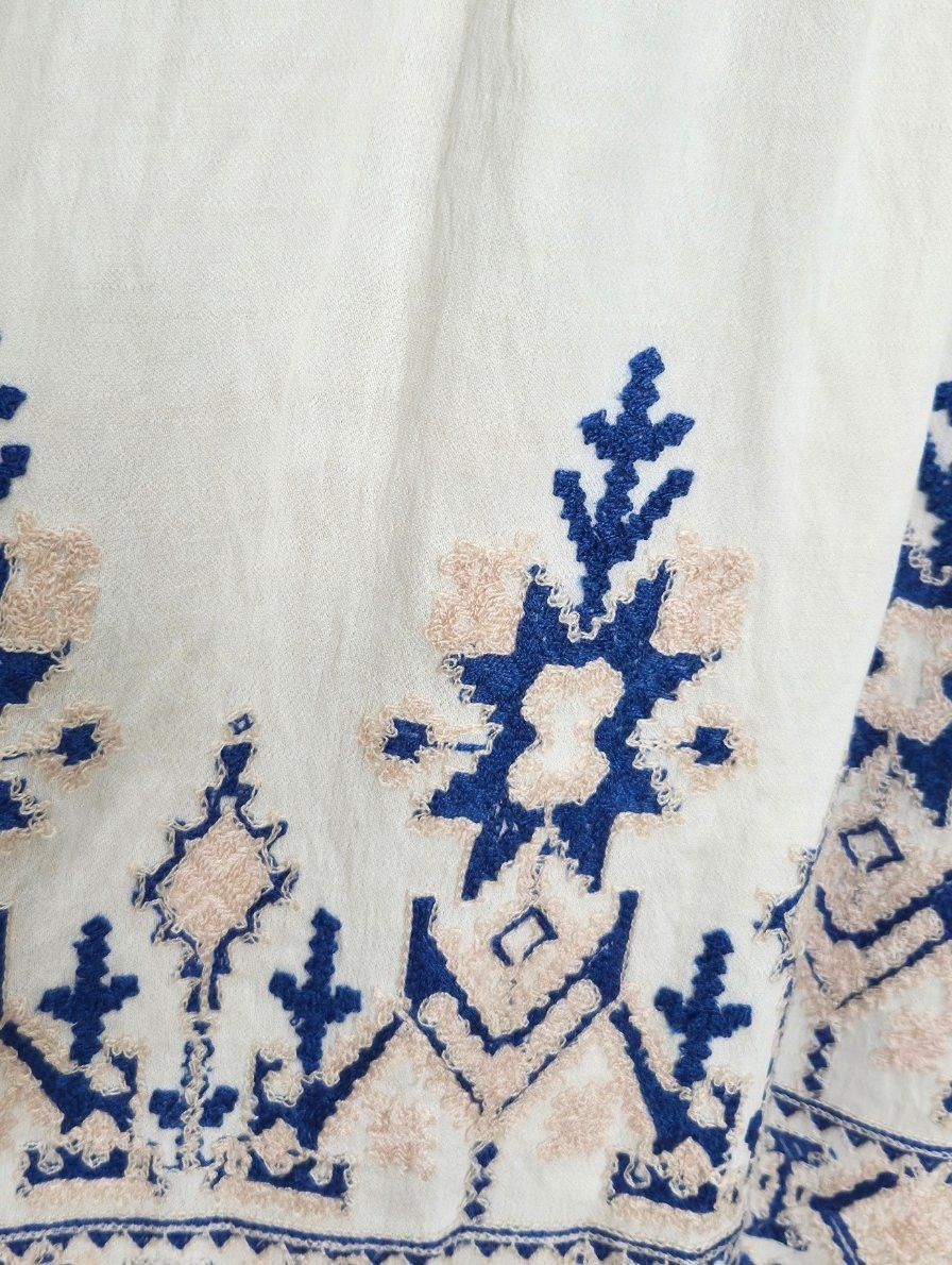  Robe courte femme écrue broderies beiges et bleues Prunelle