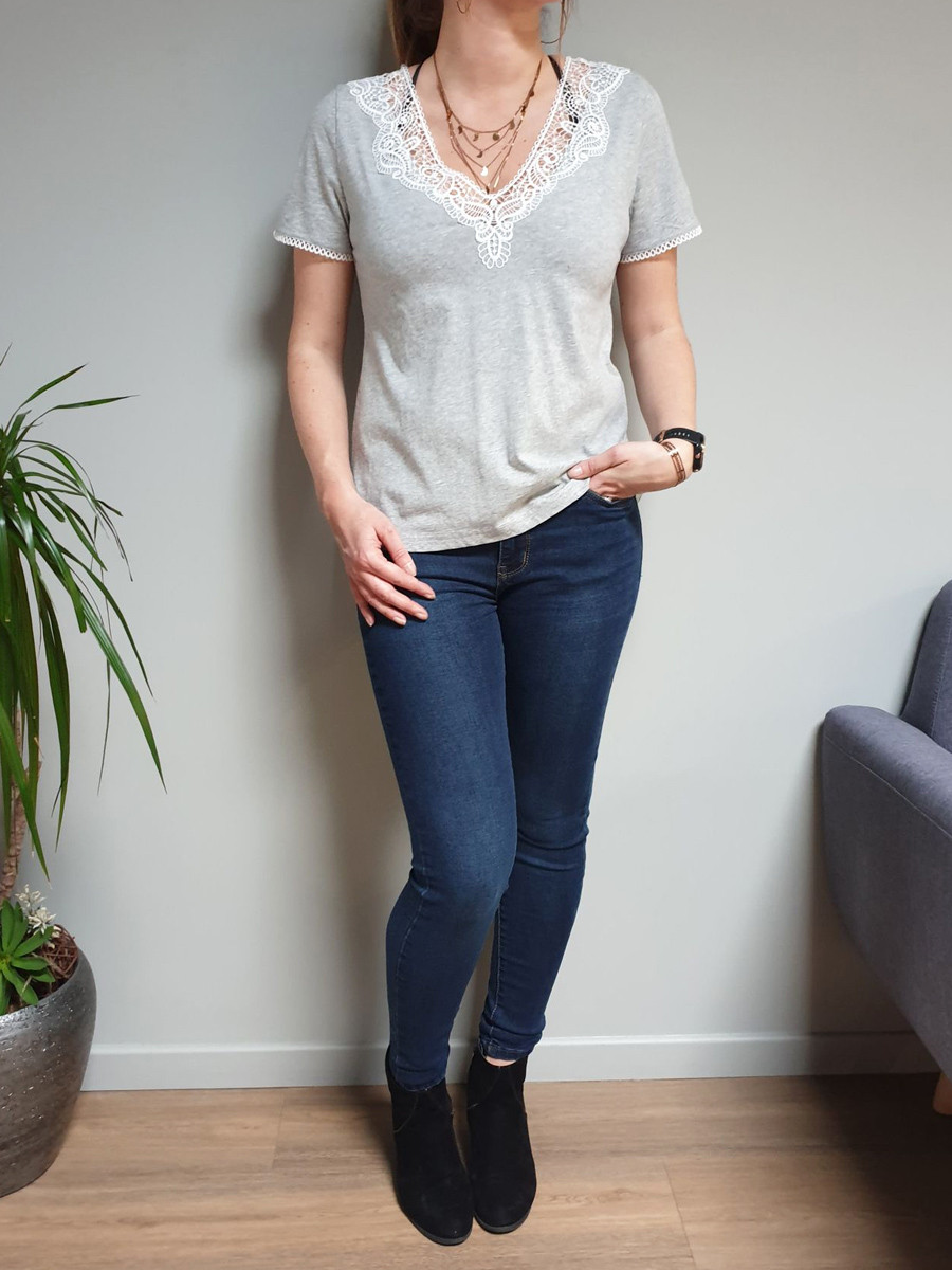 T-shirt gris manches courtes col V à broderies blanches