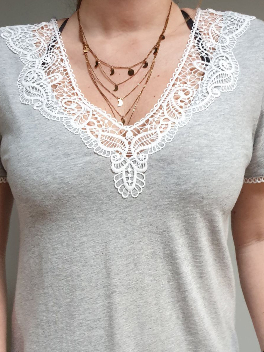 T-shirt gris manches courtes col V à broderies blanches