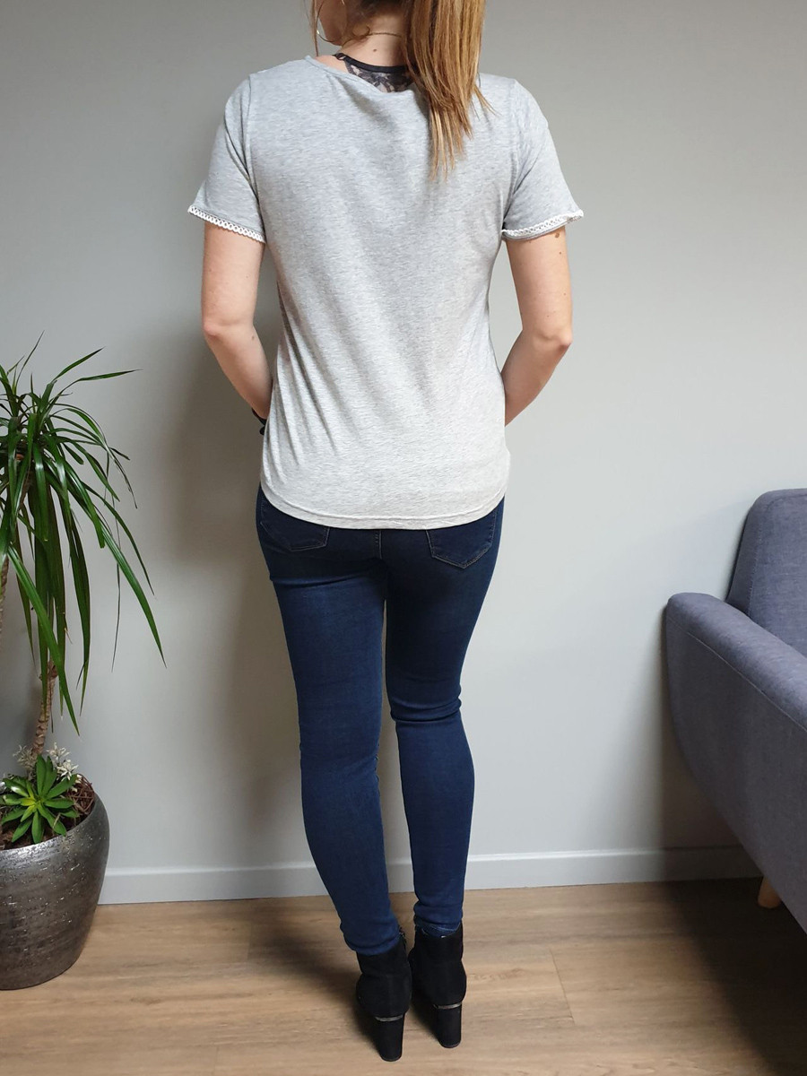 T-shirt gris manches courtes col V à broderies blanches