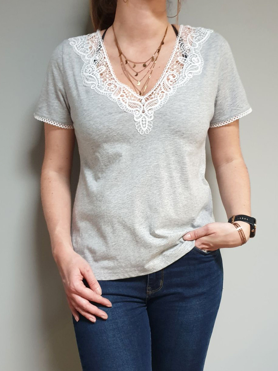 T-shirt gris manches courtes col V à broderies blanches