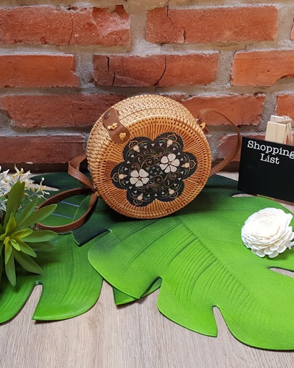 Sac à main bandoulière rond osier rotin fleur bleue 