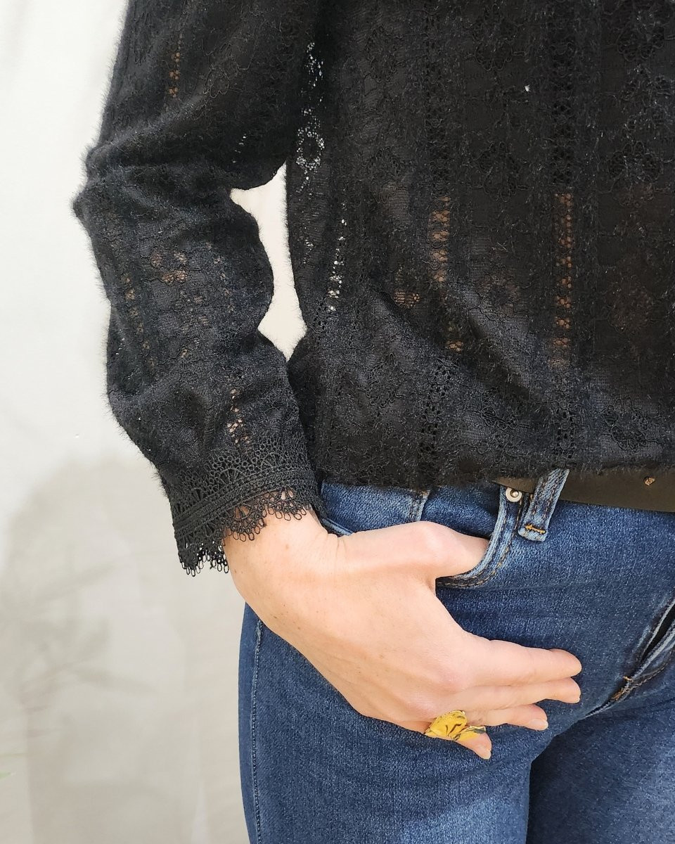 Blouse noire ajourée col brodé Jillian