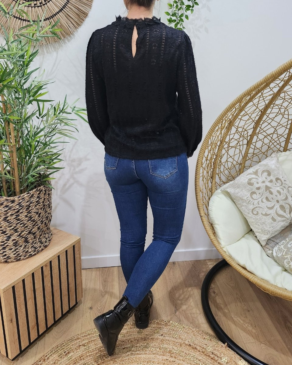 Blouse noire ajourée col brodé Jillian