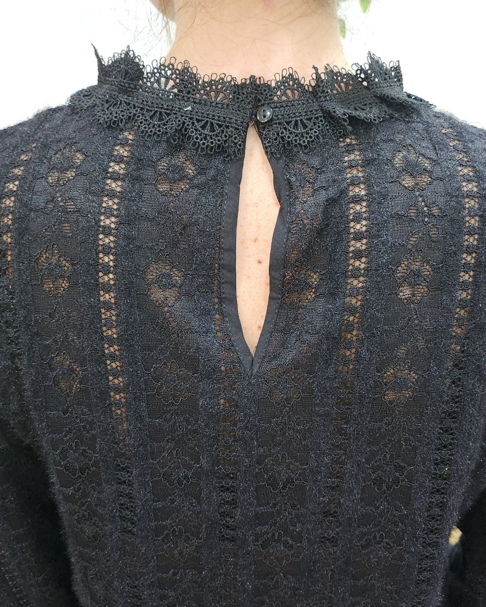 Blouse noire ajourée col brodé Jillian