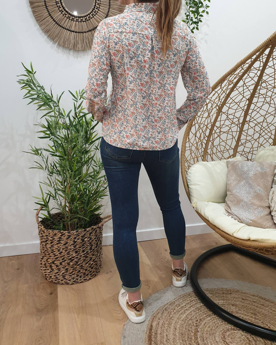 Chemisier beige à fleurs corail et bleues