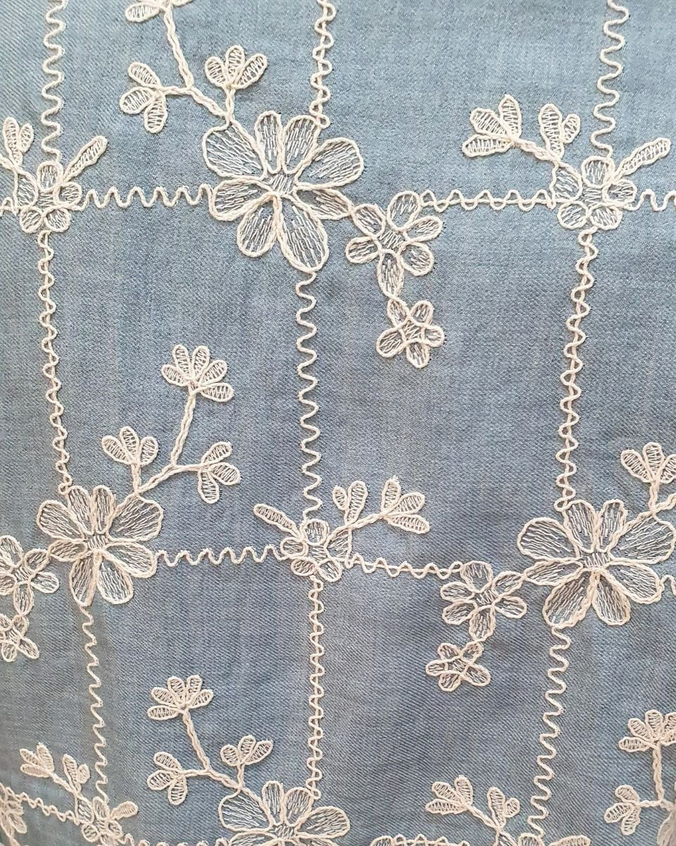 Chemisier femme bleu jean à carreaux fleuris brodés beiges