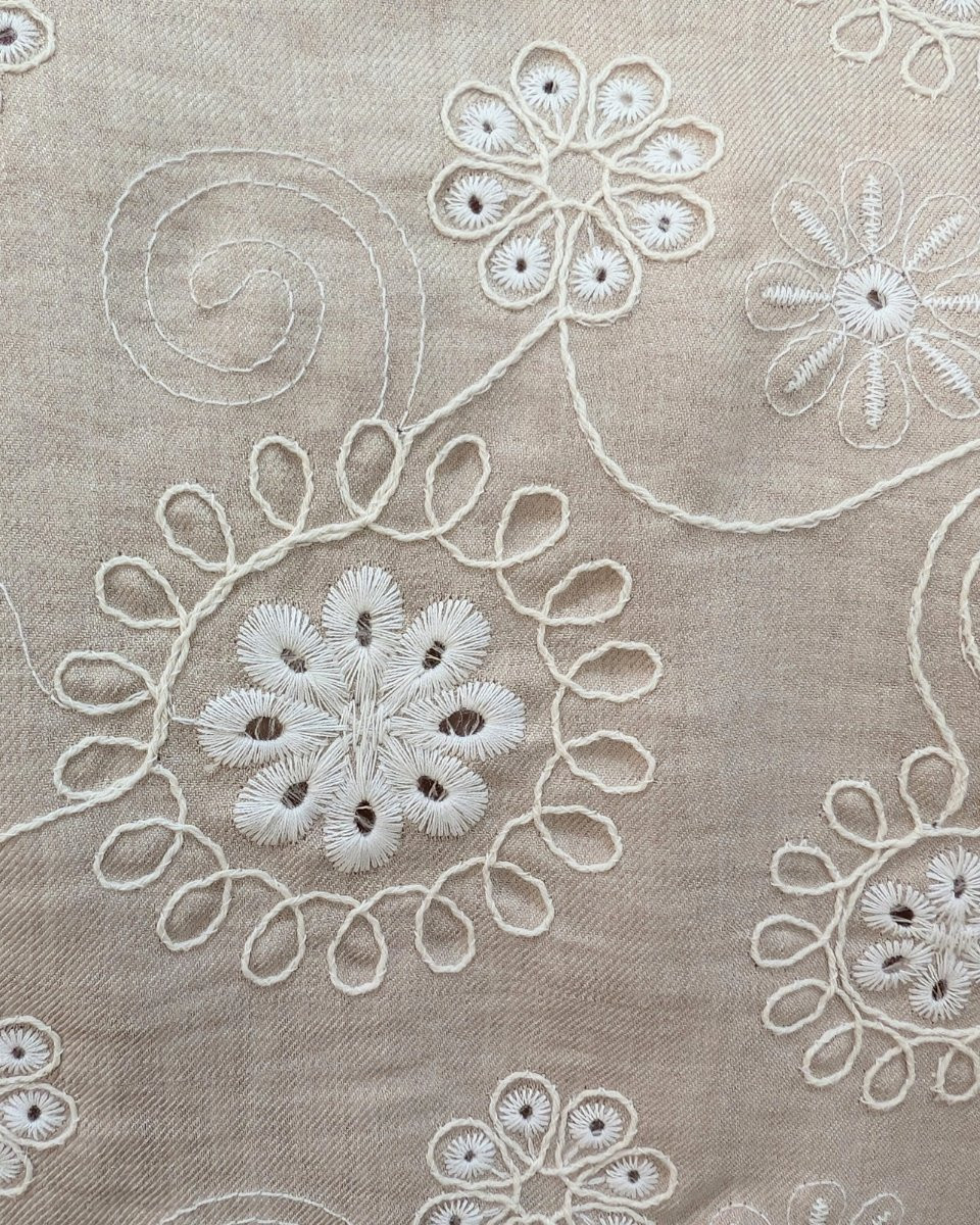 Chemisier femme beige à fleurs brodées écrues Héléna