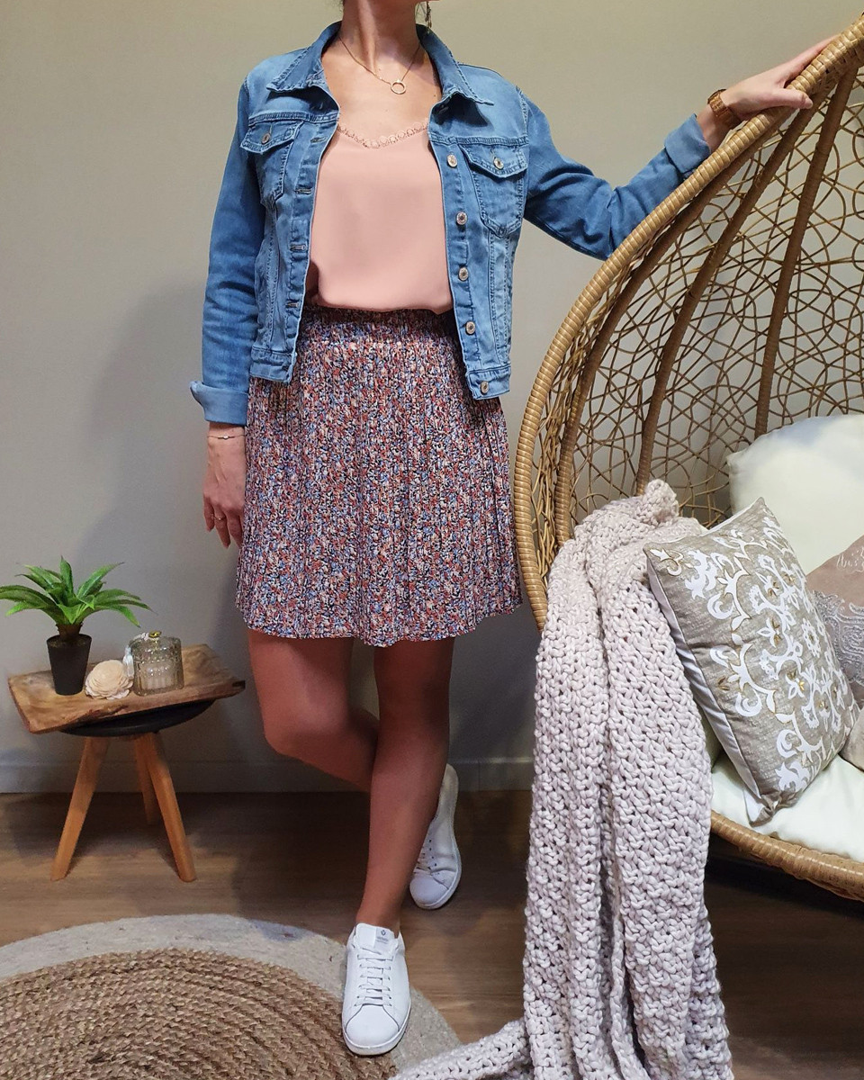 Petite jupe plissée fleurs roses bleues corail