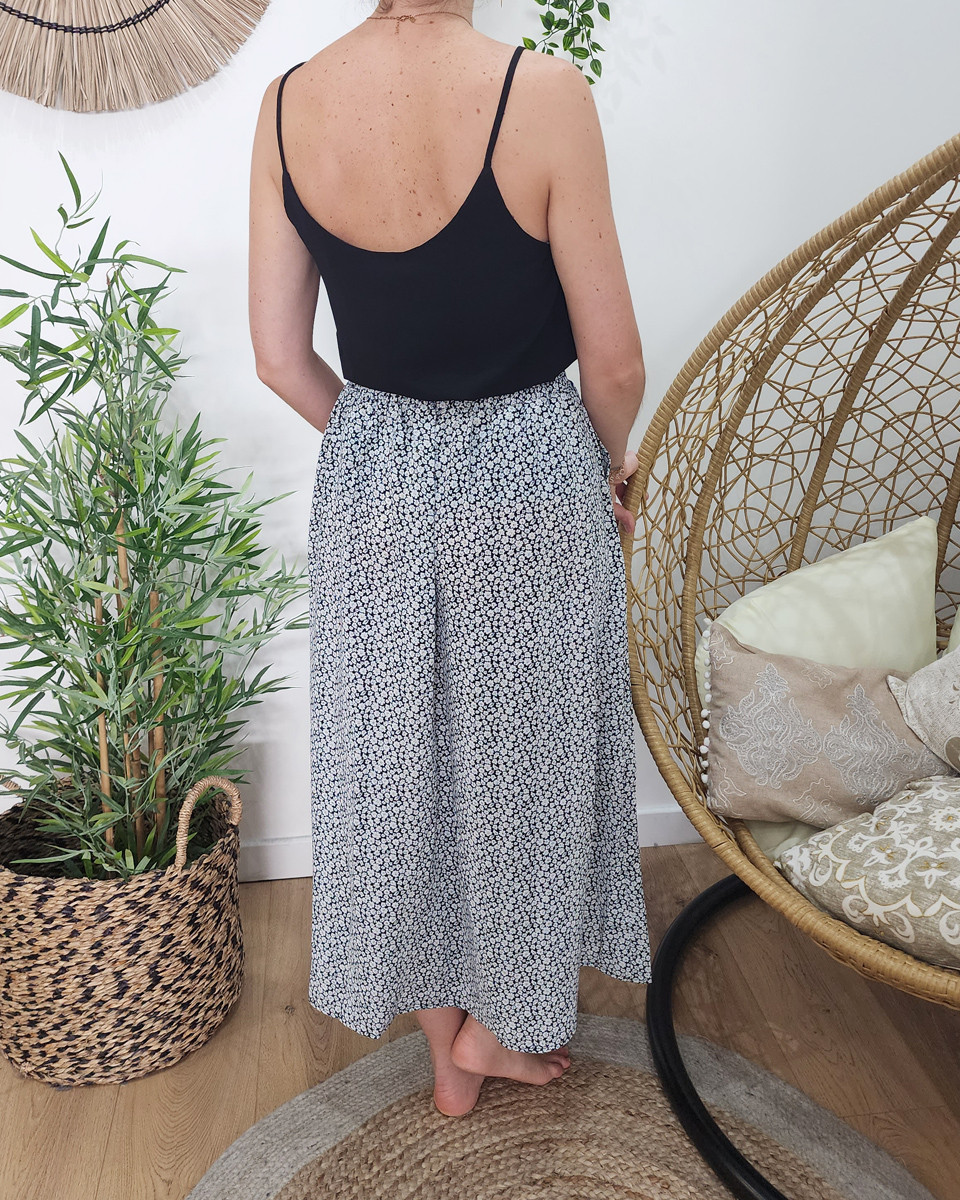 Jupe femme mi-longue boutonnée noire petites fleurs blanches