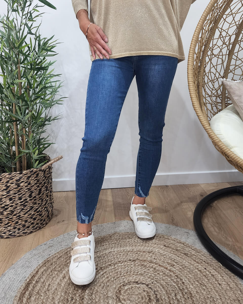 Jean femme skinny leg coupe confort à ourlet effiloché