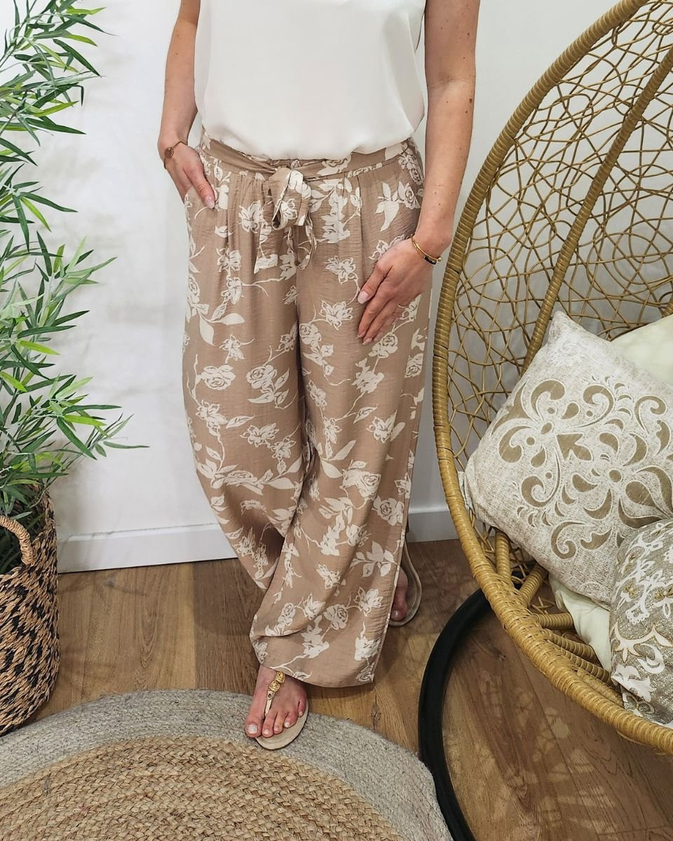 Pantalon femme fluide beige fleurs blanches