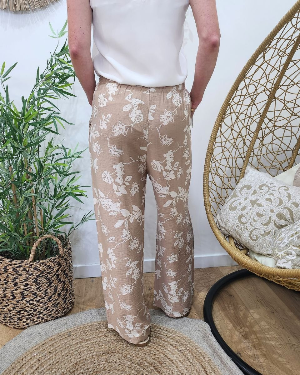 Pantalon femme fluide beige fleurs blanches