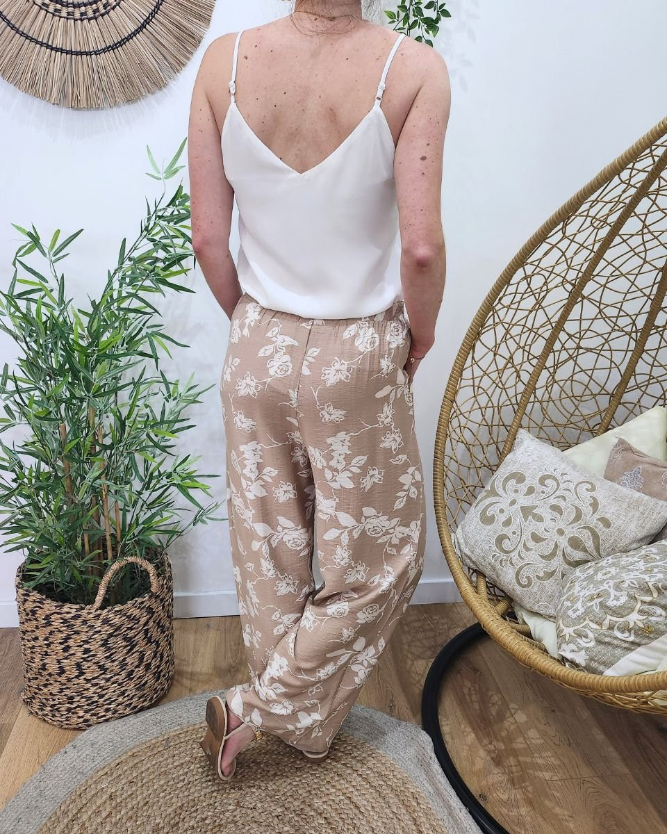 Pantalon femme fluide beige fleurs blanches