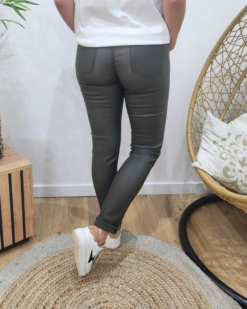 Pantalon femme similicuir kaki slim coupe confort