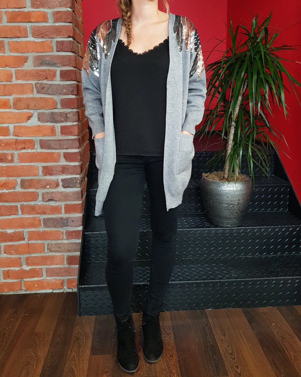 Gilet long gris épaules ailes en sequins cuivrées et argent