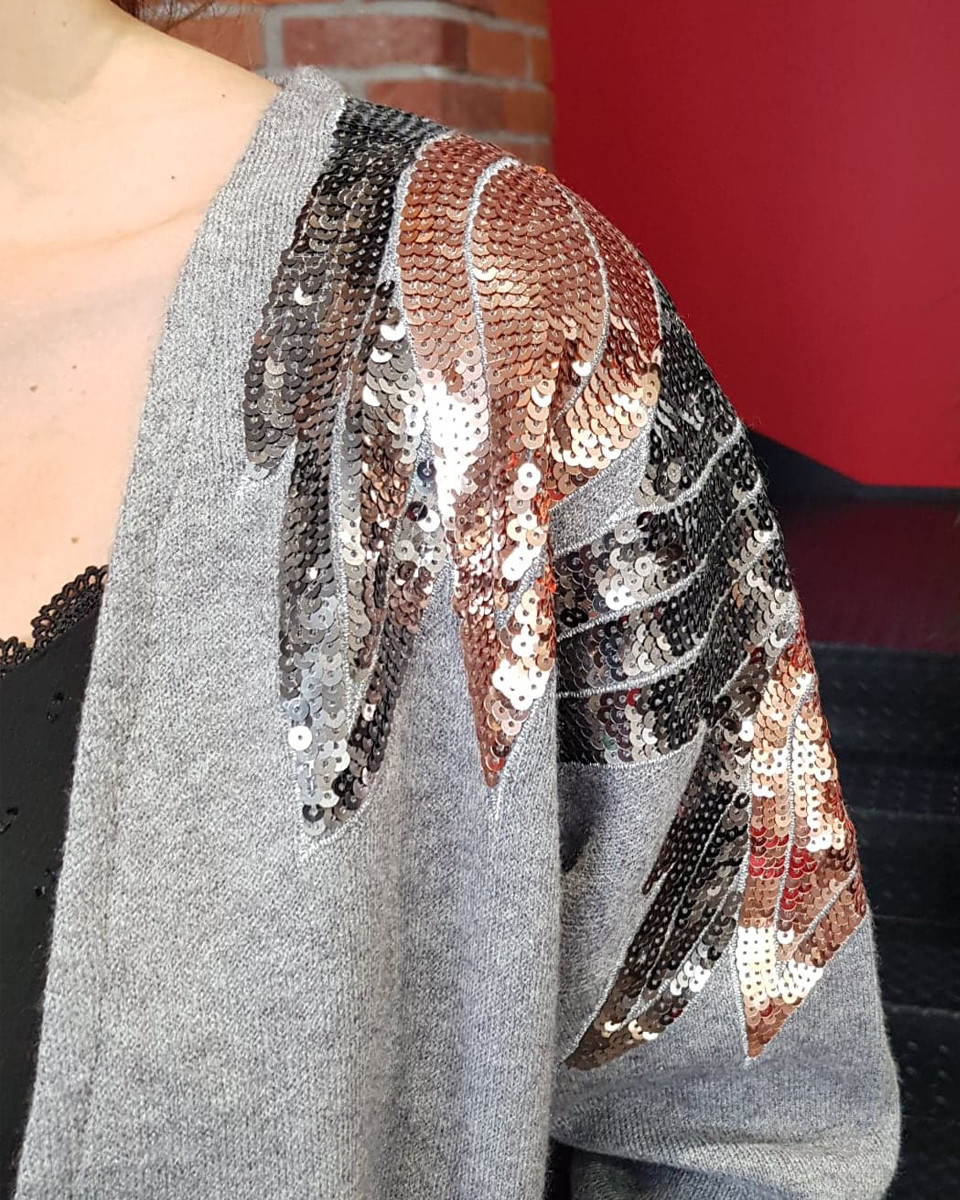 Gilet long gris épaules ailes en sequins cuivrées et argent