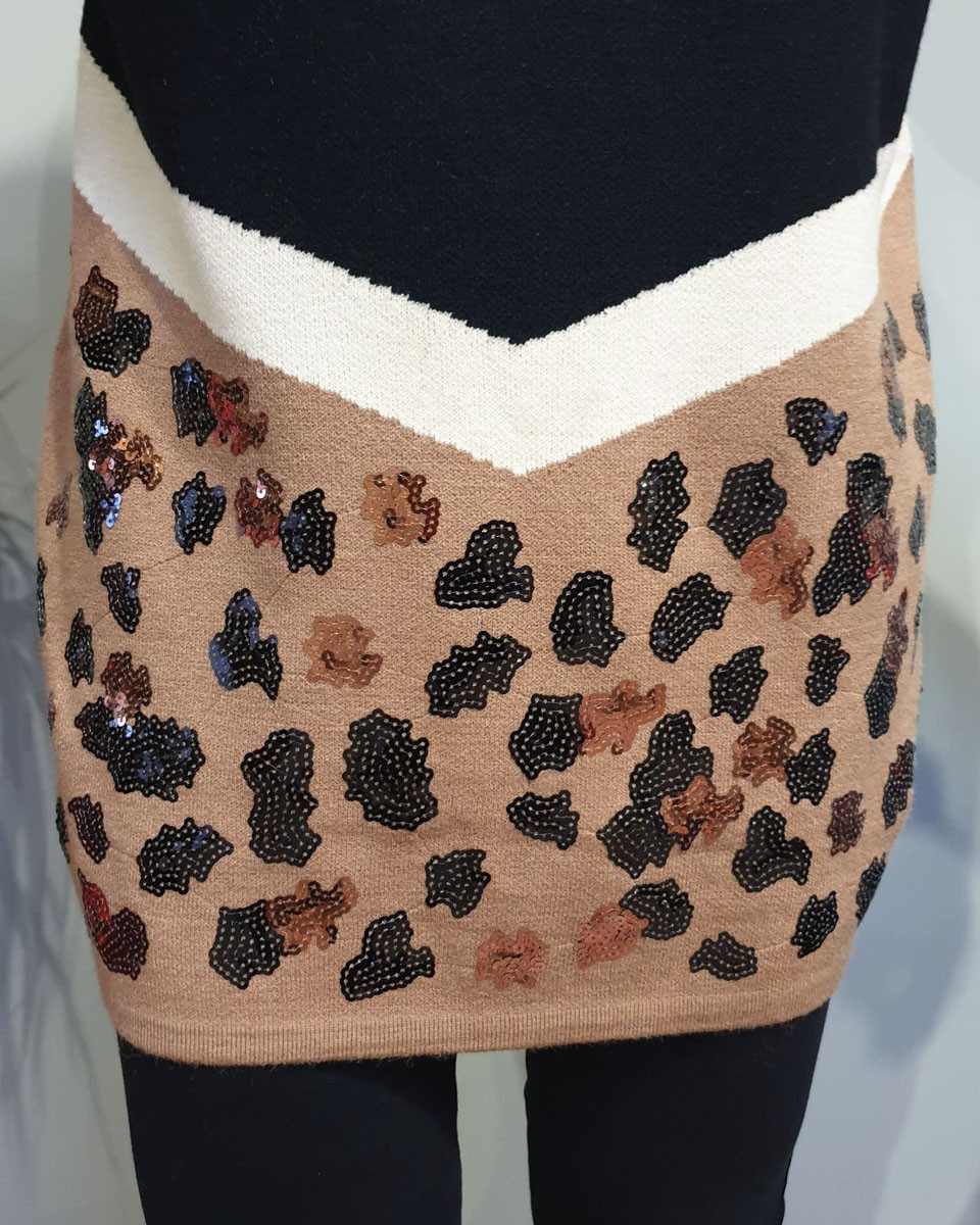 Pull long noir camel leopard sequins col montant