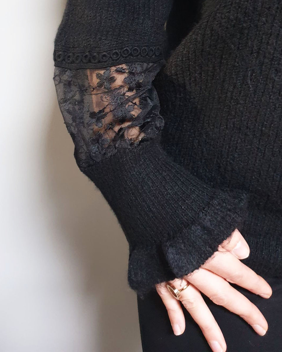 Pull noir col V manches dentelle transparence fleurie