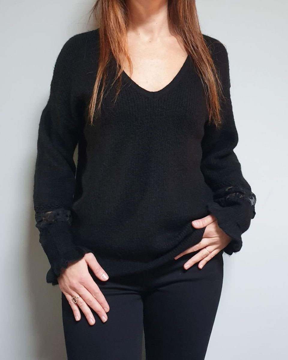 Pull noir col V manches dentelle transparence fleurie