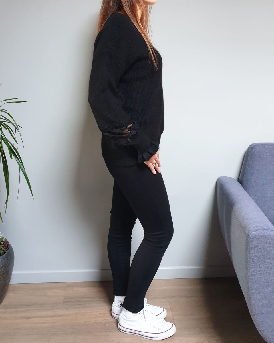 Pull noir col V manches dentelle transparence fleurie