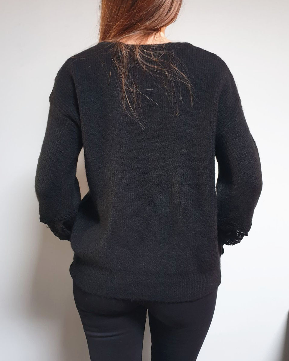 Pull noir col V manches dentelle transparence fleurie