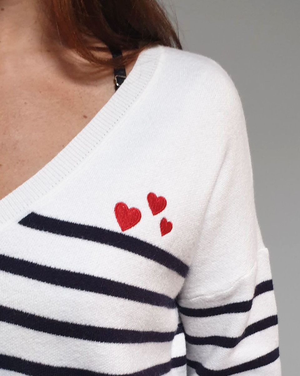 Pull marinière blanc rayures bleues coeurs rouges