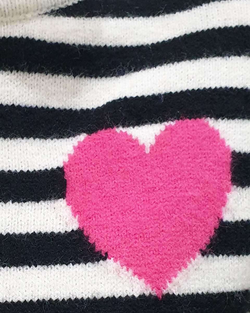 Pull marinière noir blanc cassé coeur rose