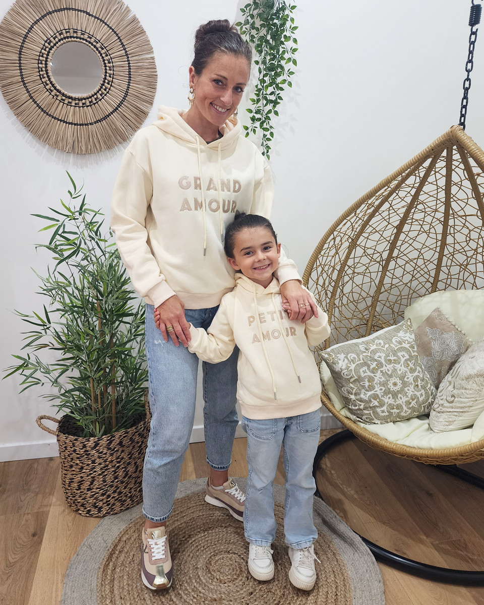 Sweat femme beige broderie Grand Amour