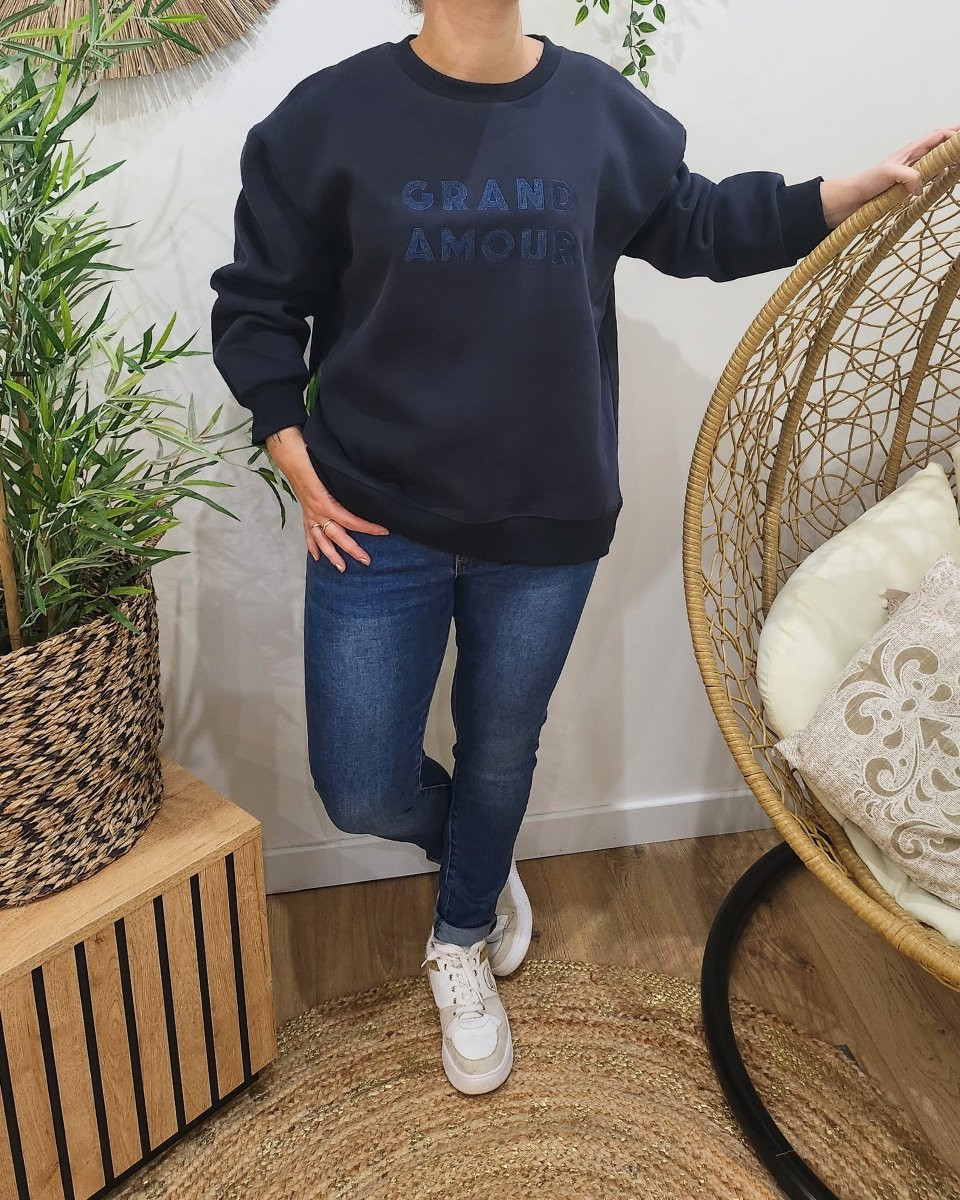 Sweat femme bleu marine sans capuche broderie Grand Amour
