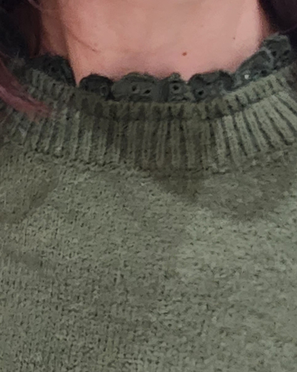 Pull femme uni col et manches à broderies-Kaki