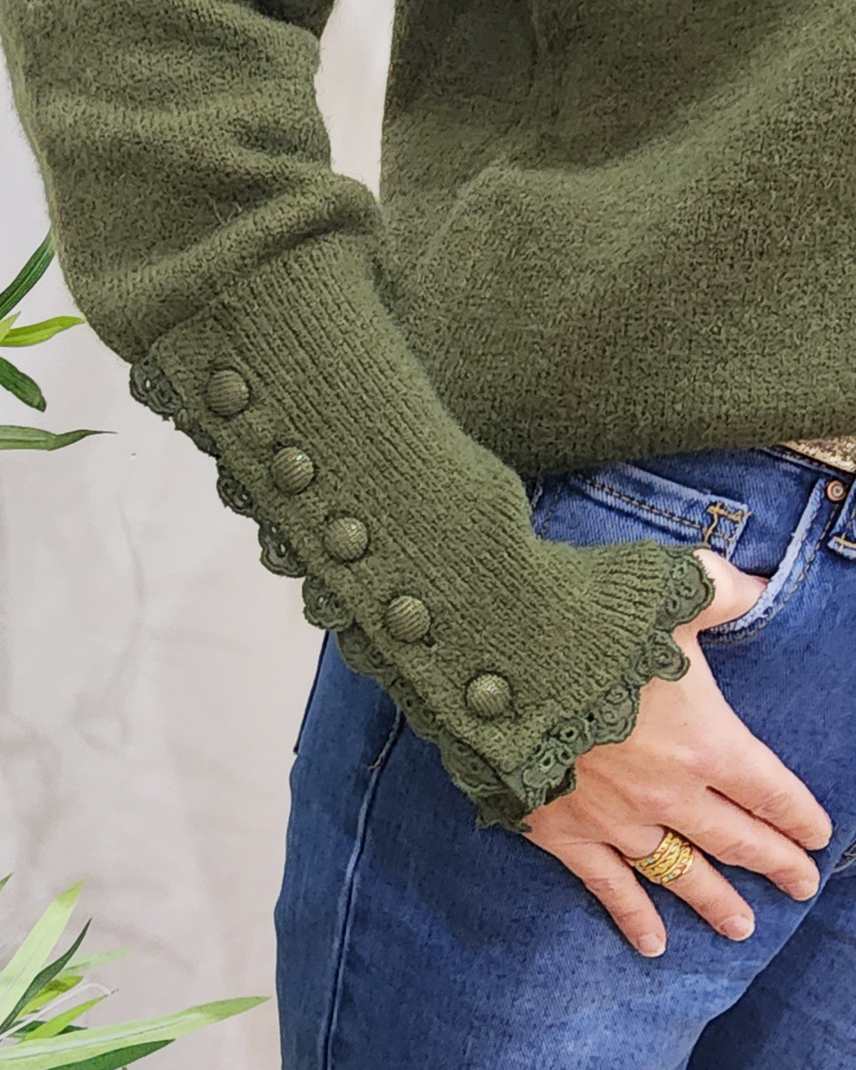 Pull femme uni col et manches à broderies-Kaki