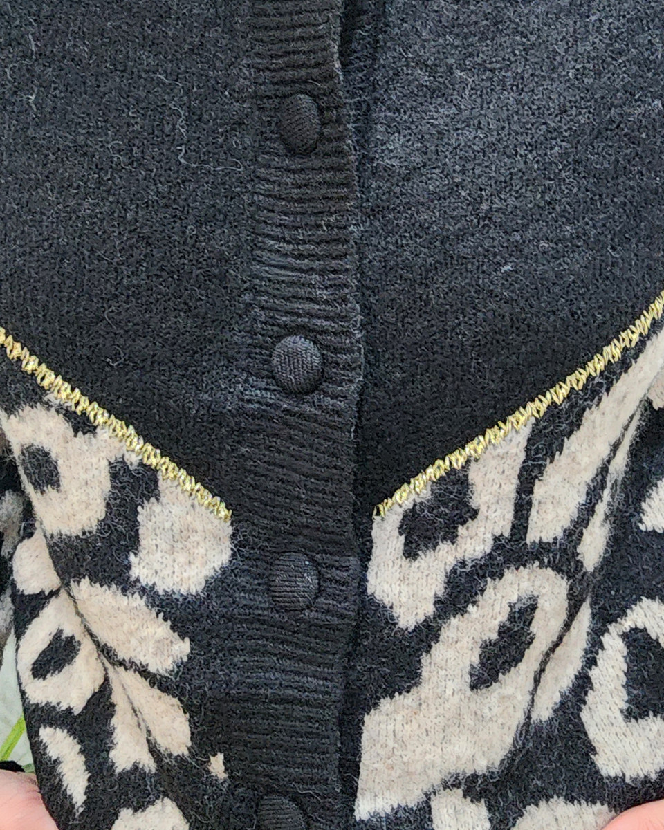 Pull femme boutonné noir taupe léopard et liseré doré