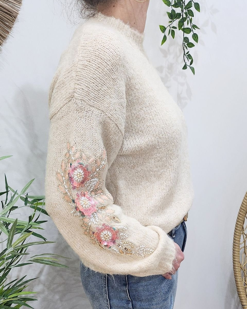 Pull femme beige manches fleurs perlées Guillemette