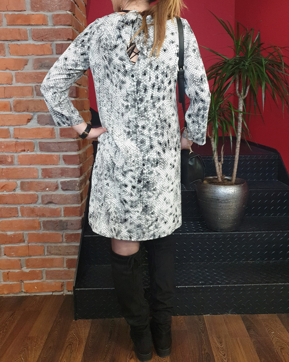 Robe droite grise et blanche motif python noeud dos