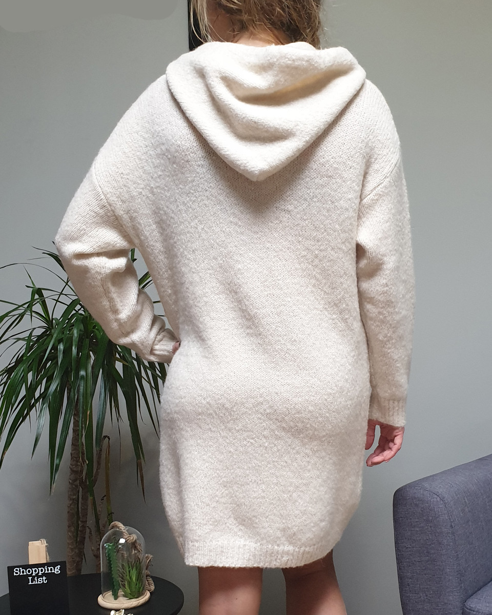 Robe à capuche beige et cordons brodés blancs