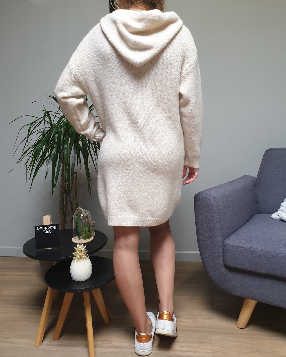 Robe à capuche beige et cordons brodés blancs