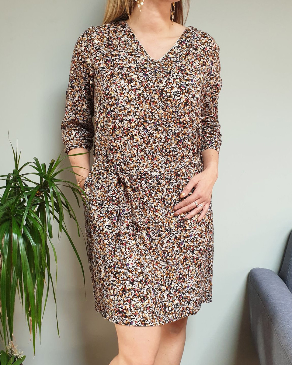 Robe droite noire fleurie liberty camel rouge bleu et étoiles dorées