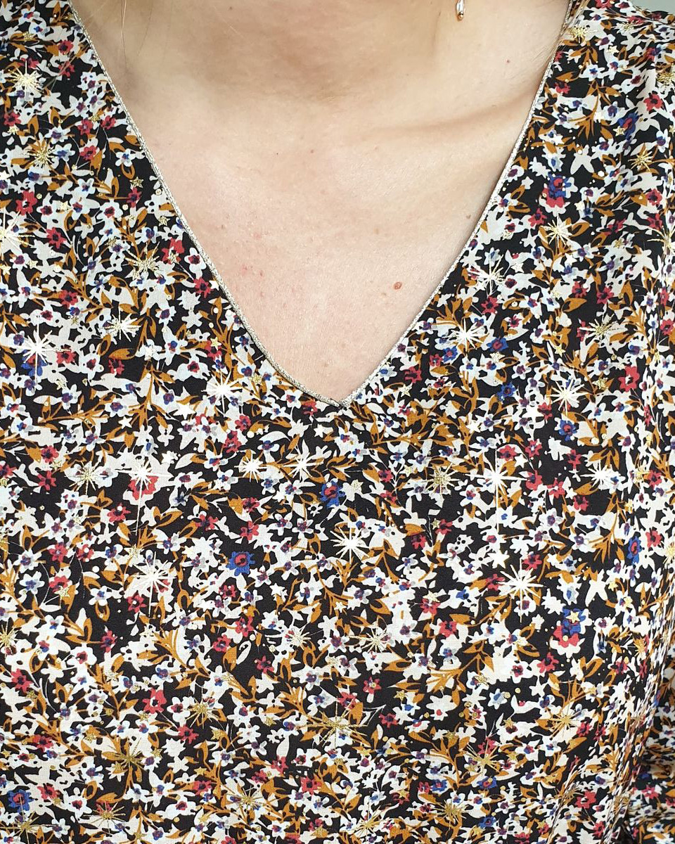 Robe droite noire fleurie liberty camel rouge bleu et étoiles dorées