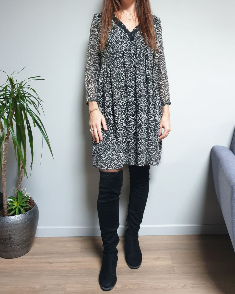 Robe fluide noire taches taupes col V dentelle noire