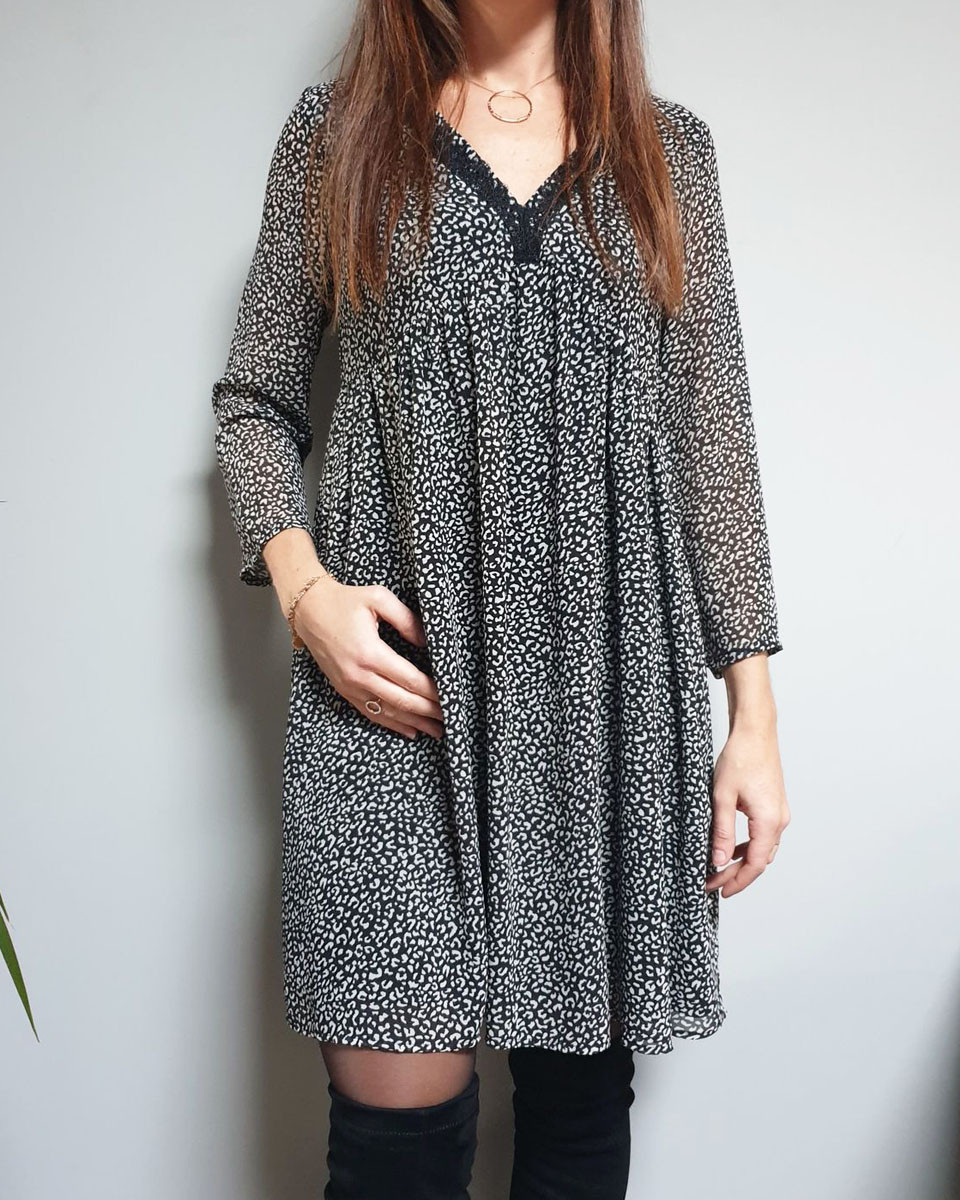 Robe fluide noire taches taupes col V dentelle noire